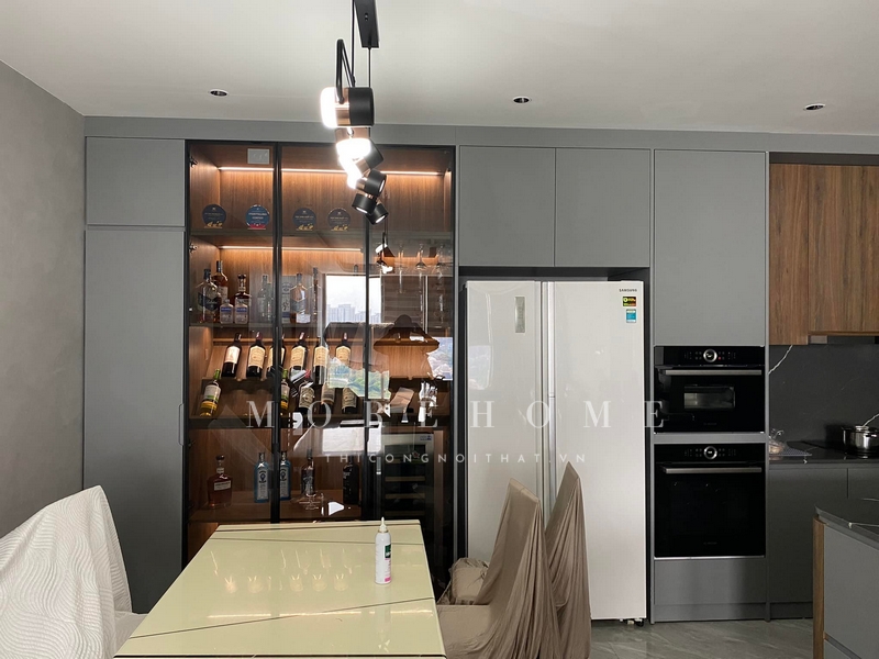 Thi công tủ rượu cánh kính trưng bày sắp xếp những chai rượu ngoài ra còn có chức năng trang trí ấn tượng cho căn phòng