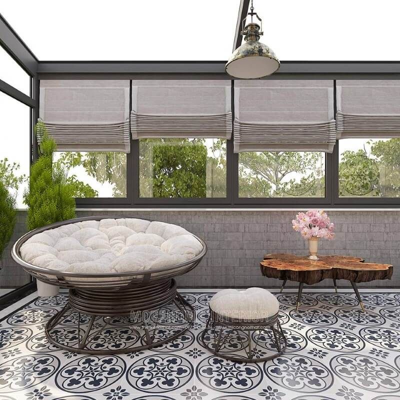 Nhà phố được trang trí đẹp với bộ bàn ghế ngoài trời ở ban công biệt thự, tạo nên một cảnh ấn tượng.